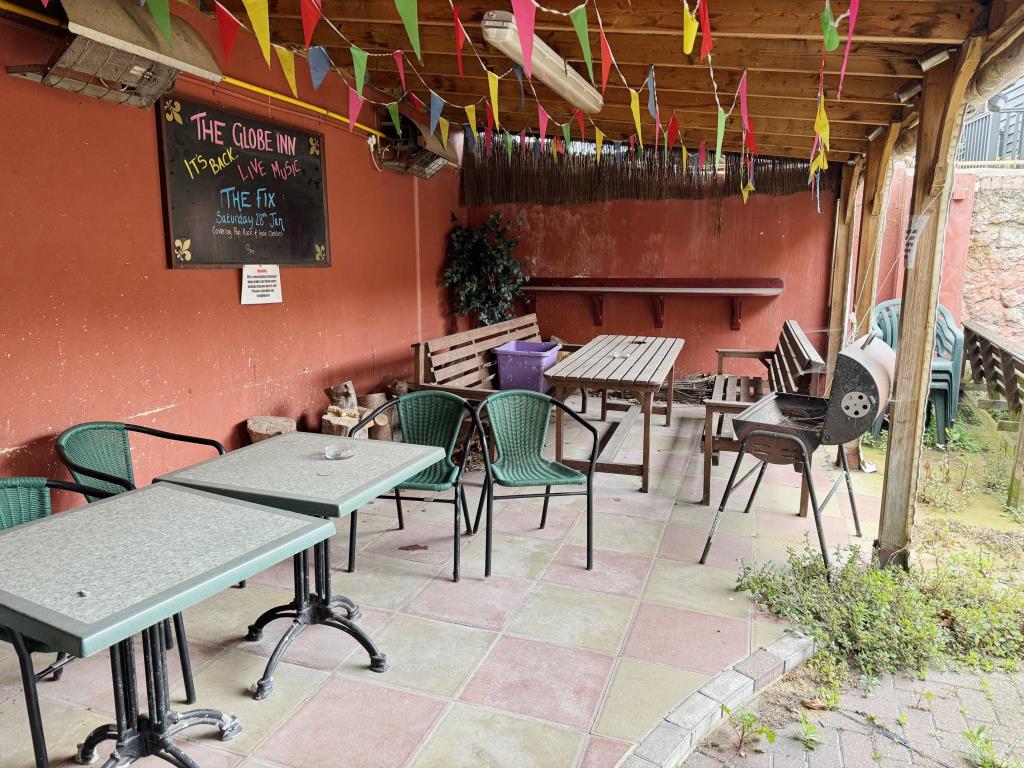 Lot: 86 - TOWN CENTRE PUBLIC HOUSE WITH COURTYARD GARDEN AND OWNERS ACCOMMODATION - Outside covered seating area